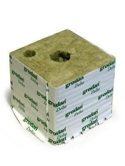 Kostka z wełny mineralnej 7,5x7,5x6,5cm (1szt.) z otworem fi27mm